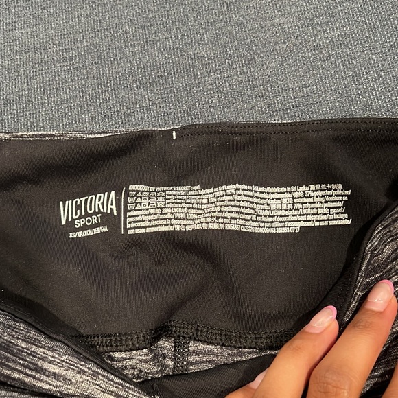 VS Zebra Print Capri Leggings - Picture 3 of 5